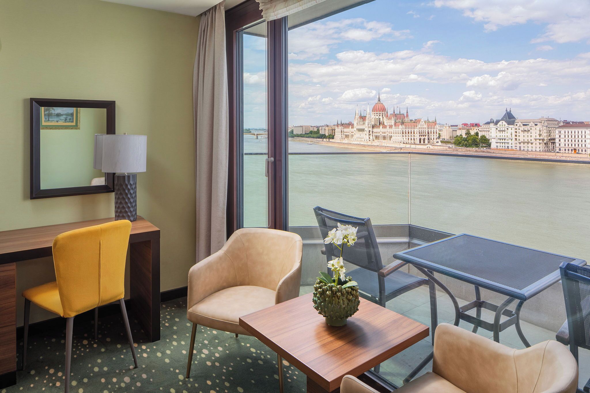 premium bedding, in-room safe, desk, soundproofing