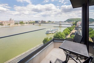 Premium bedding, in-room safe, desk, soundproofing