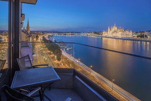 Double or Twin Room, River View | Premium bedding, in-room safe, desk, soundproofing