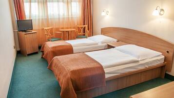 Phòng đôi hoặc 2 giường đơn cơ bản | Bàn, màn/rèm cản sáng, nôi (giường cho trẻ sơ sinh) miễn phí