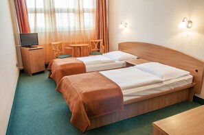 Basic Double or Twin Room | Desk, blackout curtains, free cots/infant beds, WiFi - Hotel Ében (Budapest)