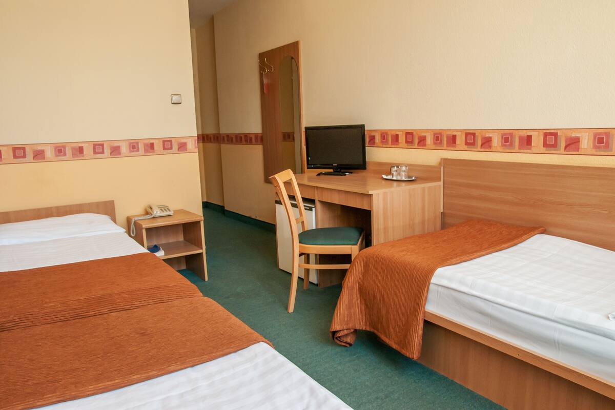 Kolmen hengen perushuone | Työpöytä, pimennysverhot, ilmaiset vauvansängyt, Wi-Fi