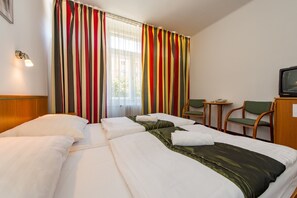 Minibar, escritorio, tabla de planchar con plancha y cunas gratuitas 