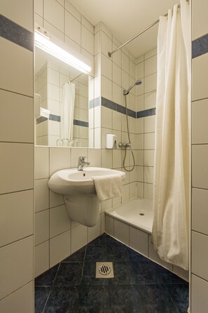 Standard Double or Twin Room | Bathroom | Shower, hair dryer - Hotel Griff (Budapest)