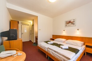 Minibar, desk, iron/ironing board, free cots/infant beds - Hotel Griff (Budapest)