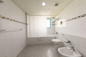 Ducha, artículos de higiene personal gratuitos y secador de pelo