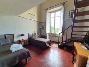 1 dormitorio, ropa de cama hipoalergénica, minibar y escritorio