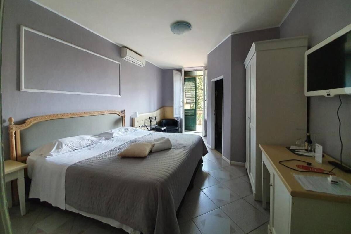 Double or Twin Room | Hypo-allergenic bedding available, minibar, desk, laptop workspace