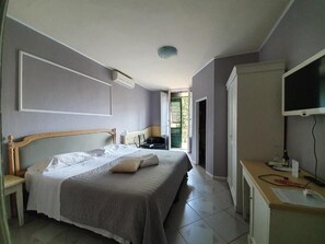 Doppel- oder Zweibettzimmer | Allergikerbettwaren, Minibar, Schreibtisch