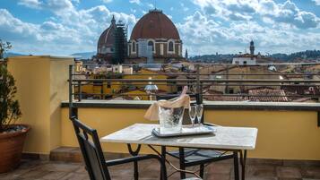 Suite with view and Jacuzzi | Vue de la chambre