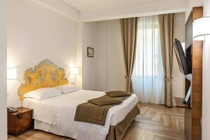 Quarto quádruplo | Edredons de pluma, frigobar, cofres nos quartos, escrivaninha