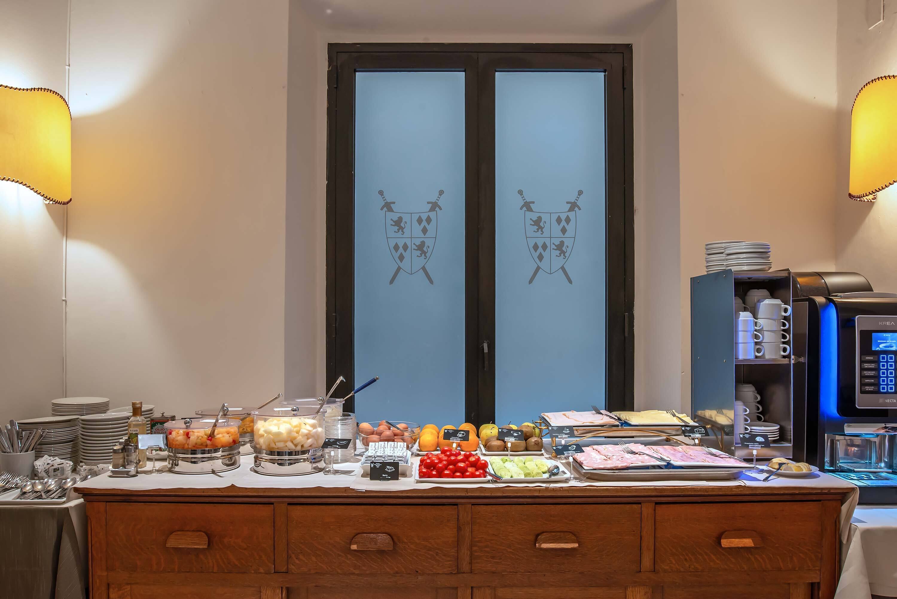 Ein reichhaltiges Buffet mit verschiedenen Speisen und Besteck.