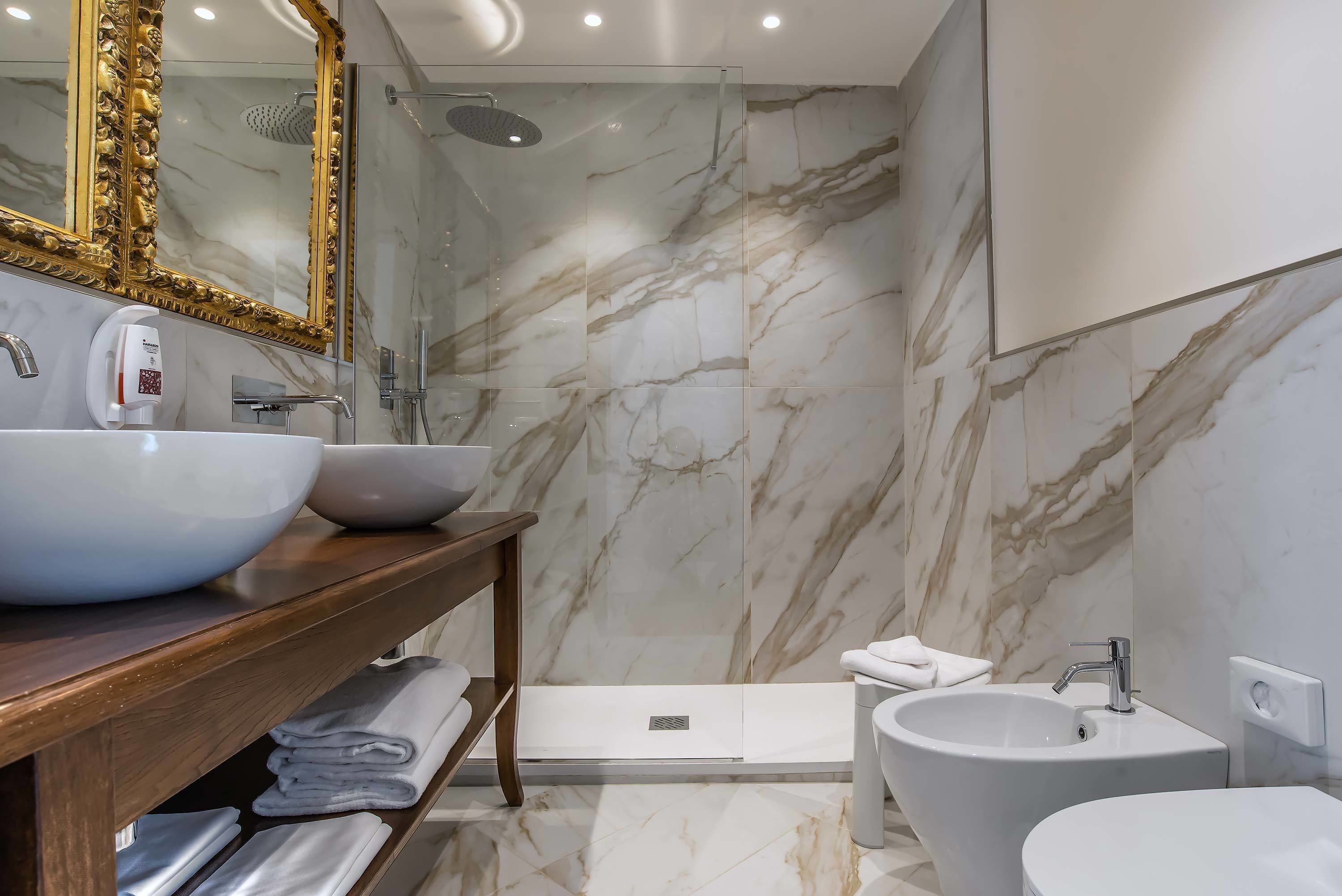 Suite with view and Jacuzzi | Badezimmer | Kostenlose Toilettenartikel, Haartrockner, Handtücher