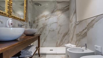 Suite with view and Jacuzzi | Badezimmer | Kostenlose Toilettenartikel, Haartrockner, Handtücher