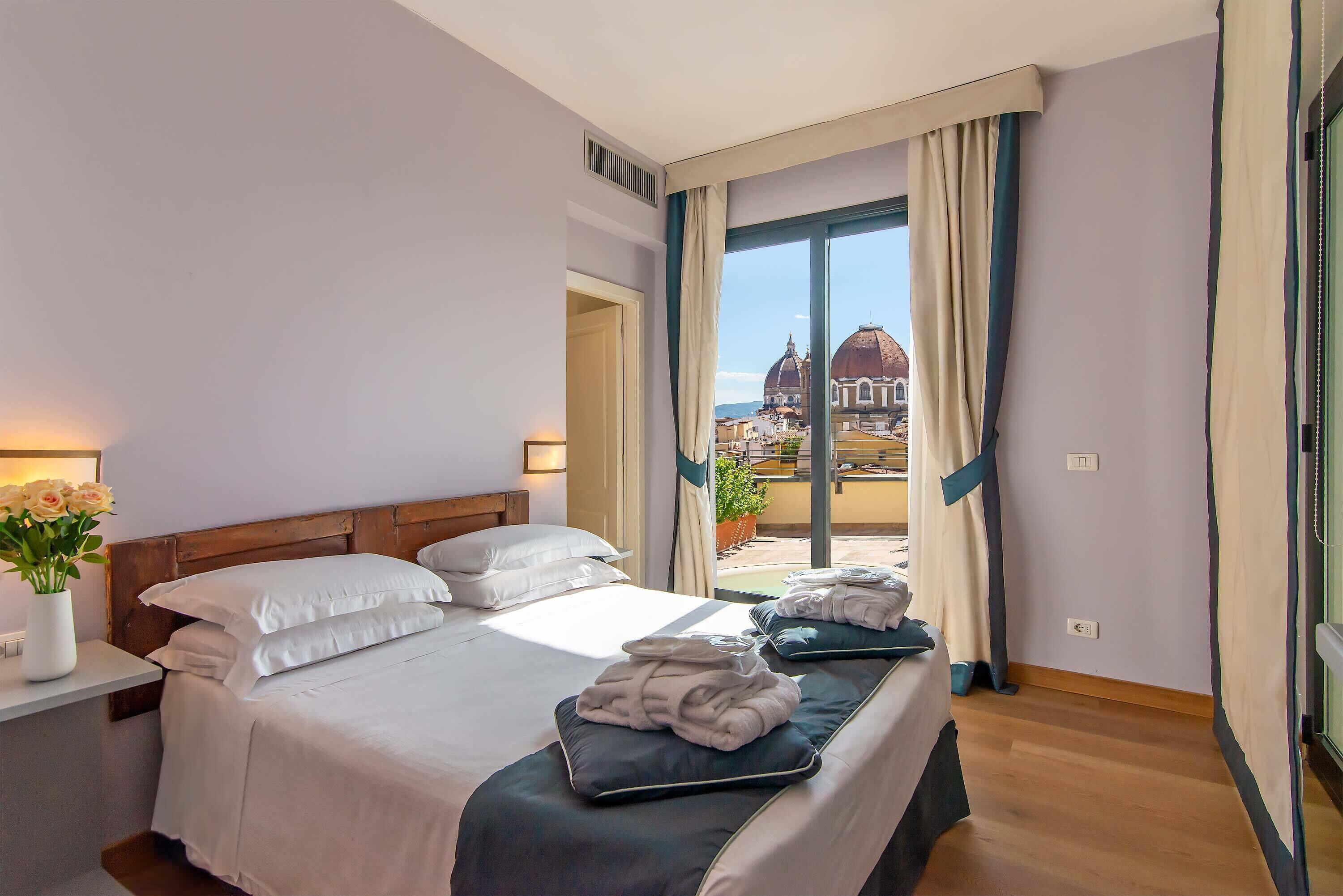 ألحفة محشوة بالريش وميني بار وخزنة داخل الغرفة ومكتب