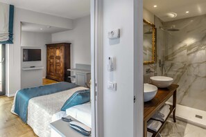 Suite with view and Jacuzzi | Down comforters, minibar, in-room safe, desk - Hotel Machiavelli Palace (Florence)