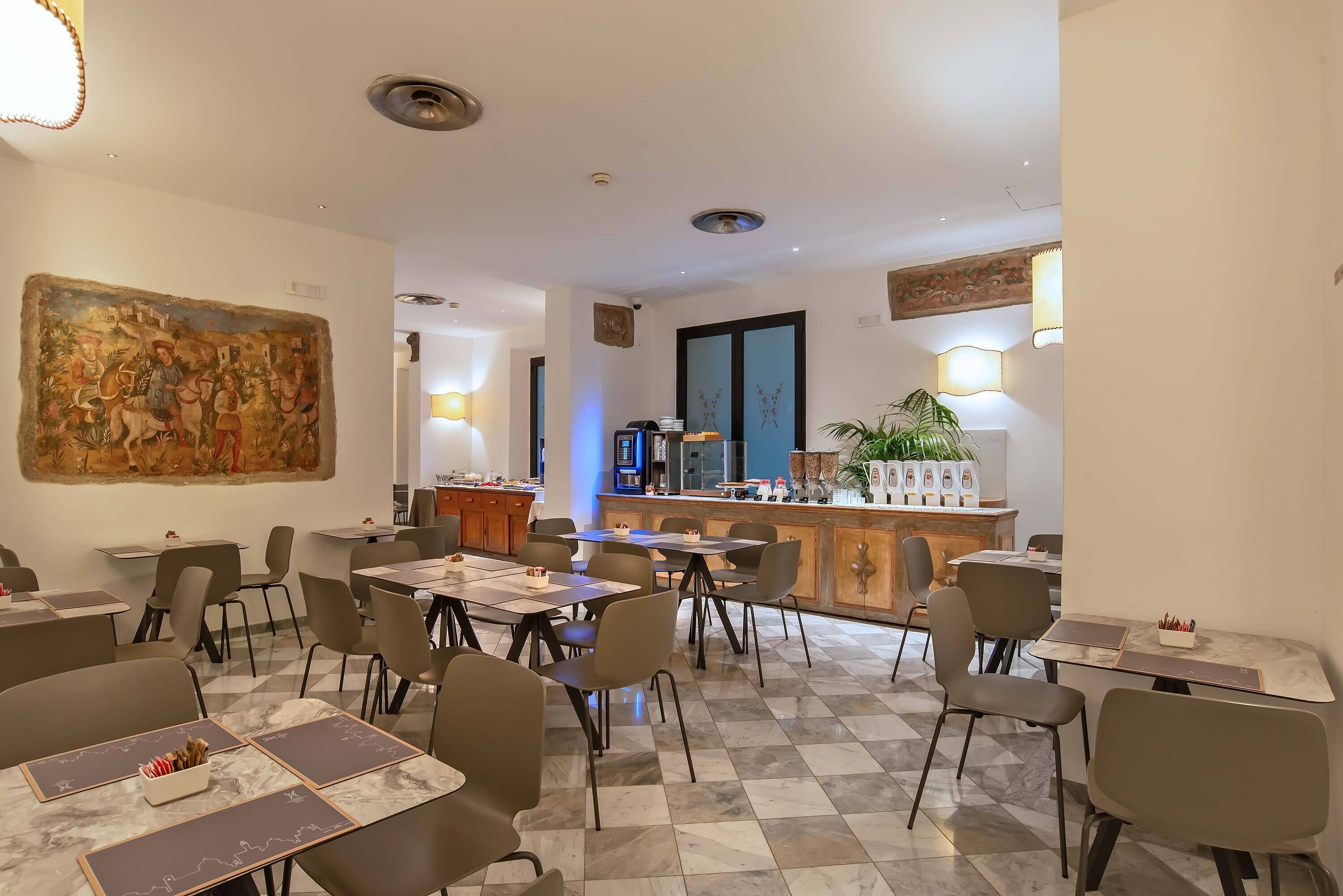 Un restaurante con suelo a cuadros, mesas con manteles individuales y una zona de bar con mostrador y taburetes.