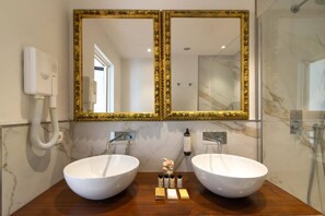 Suite with view and Jacuzzi | Bathroom | Free toiletries, hair dryer, towels - Hotel Machiavelli Palace (Florence)