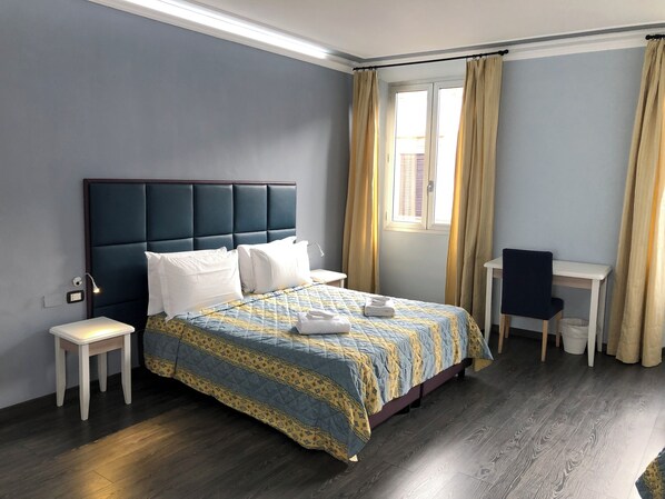 Minibar, caja de seguridad en la habitación y escritorio