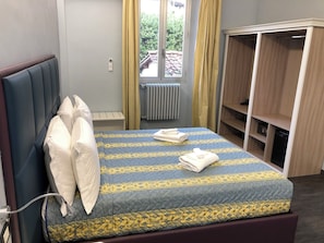 Minibar, Zimmersafe, Schreibtisch, laptopgeeigneter Arbeitsplatz