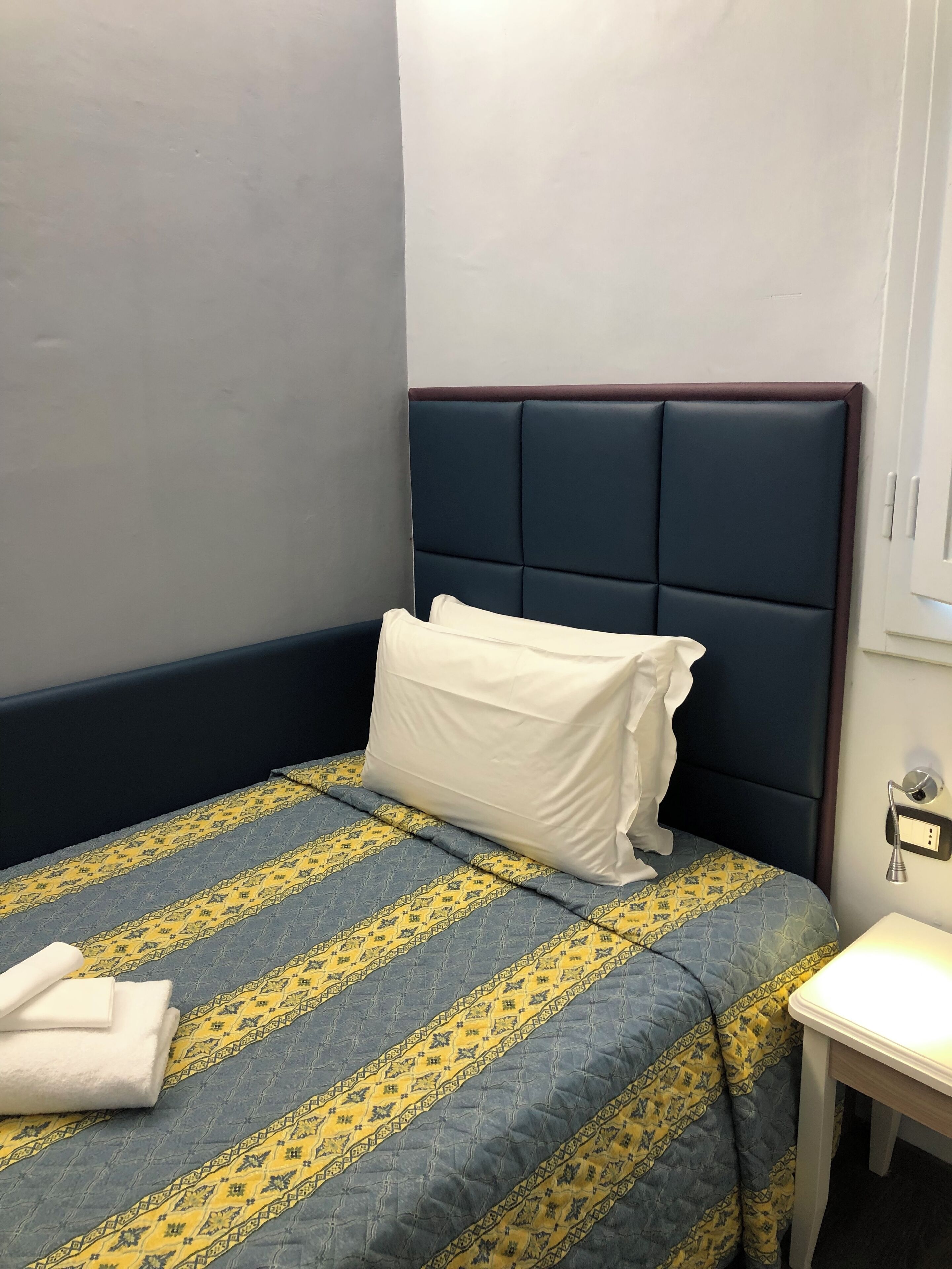 single room | minibar, in-room safe, desk, laptop workspace