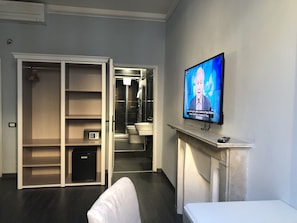 Quarto casal superior | Frigobar, cofres nos quartos, escrivaninha