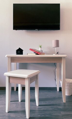 Double Room, 2 Twin Beds | Minibar, in-room safe, desk, laptop workspace