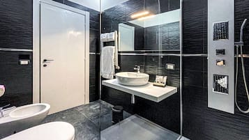 Dusche, kostenlose Toilettenartikel, Haartrockner, Bidet