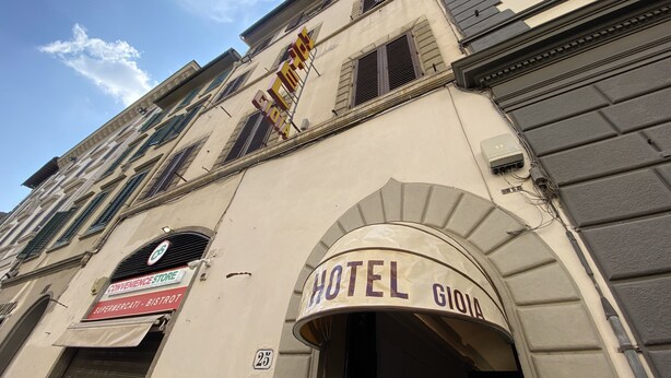 A hotel named "HOTEL GIOIA" with a sign above the entrance. - Hotel Gioia (Florence)