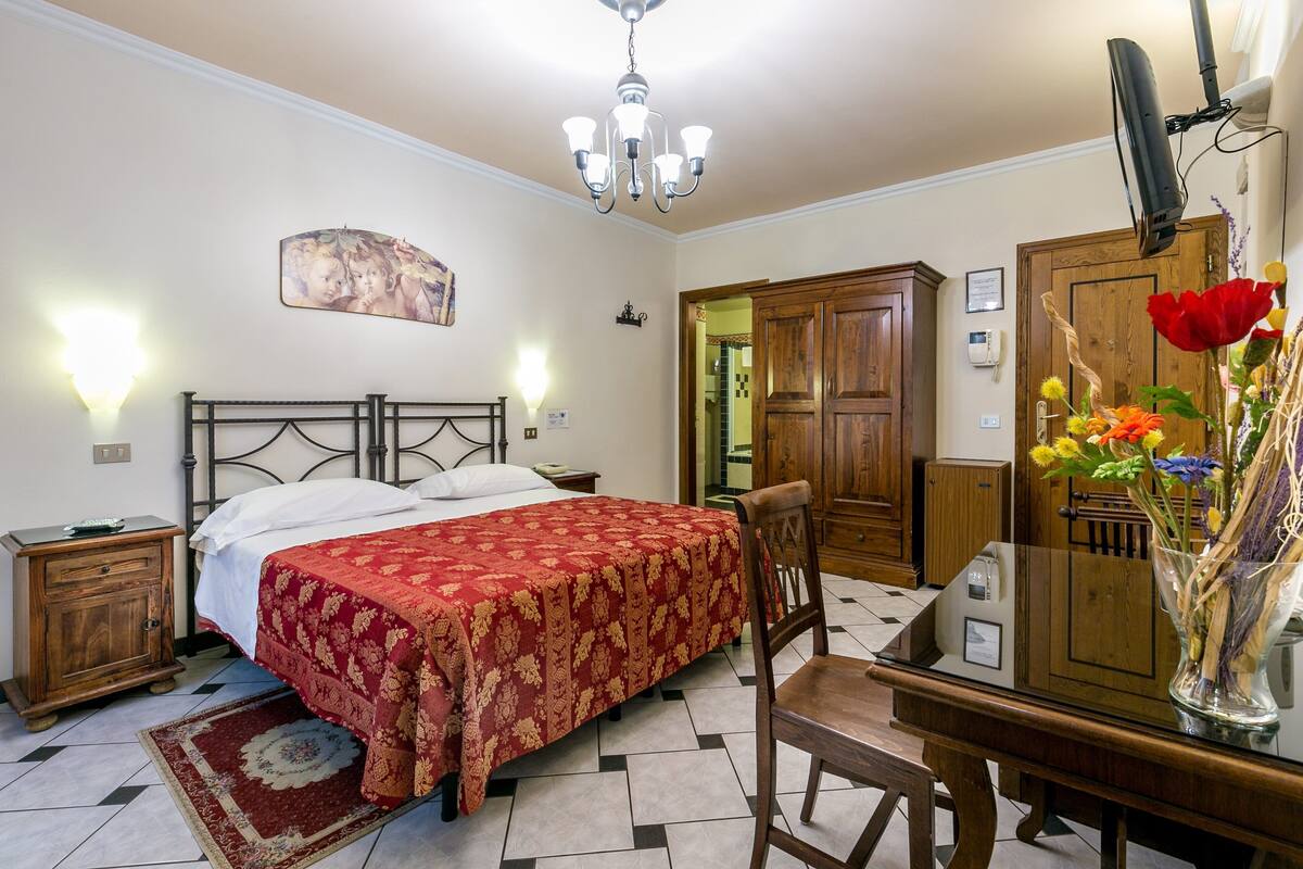 Triple Room, 1 Bedroom | Minibar, in-room safe, desk, blackout drapes