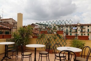 Outdoor dining - Hotel Basilea (Florence)