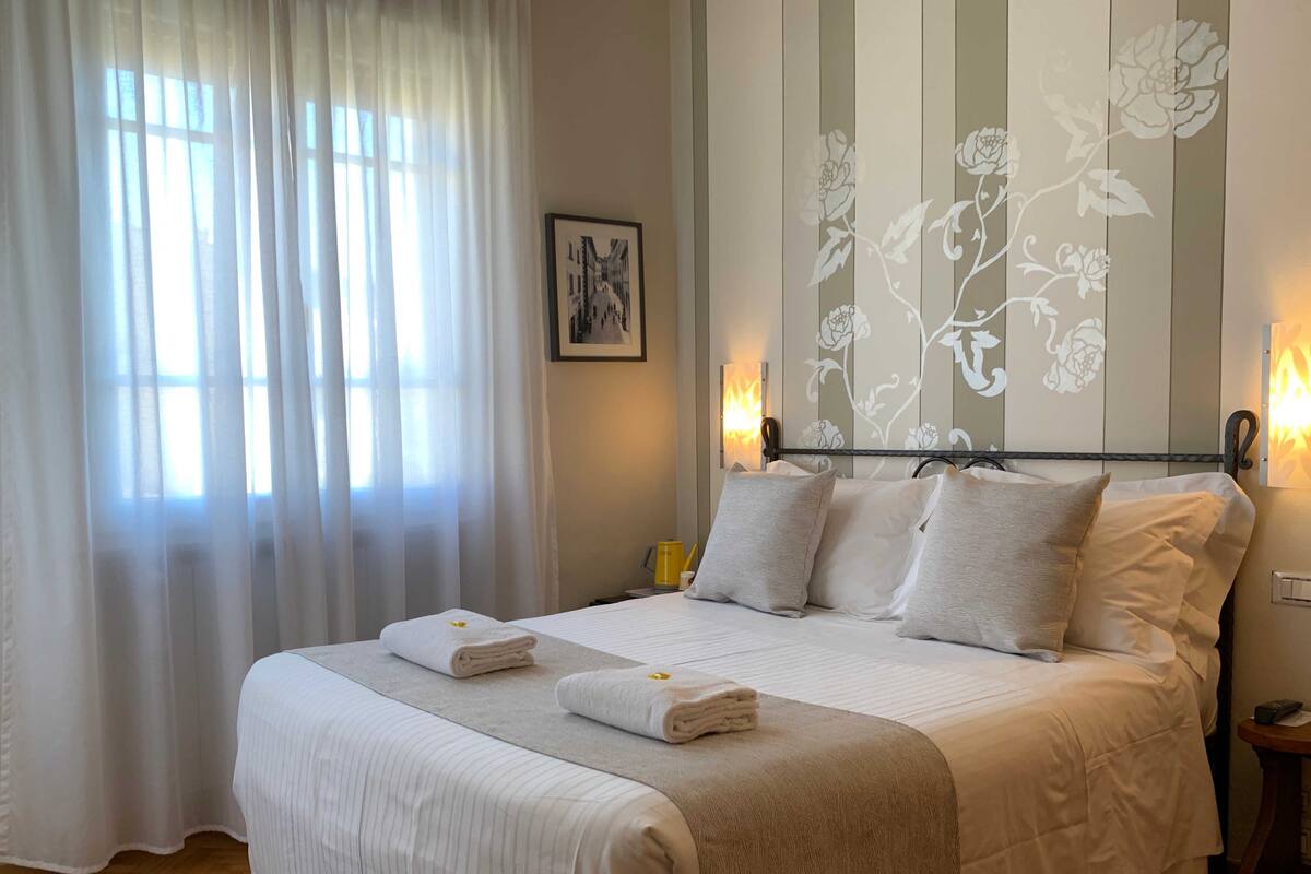 Matrimoniale Piccola con Balcone - Secondo Piano | Minibar với thức uống miễn phí, két bảo mật tại phòng, bàn 