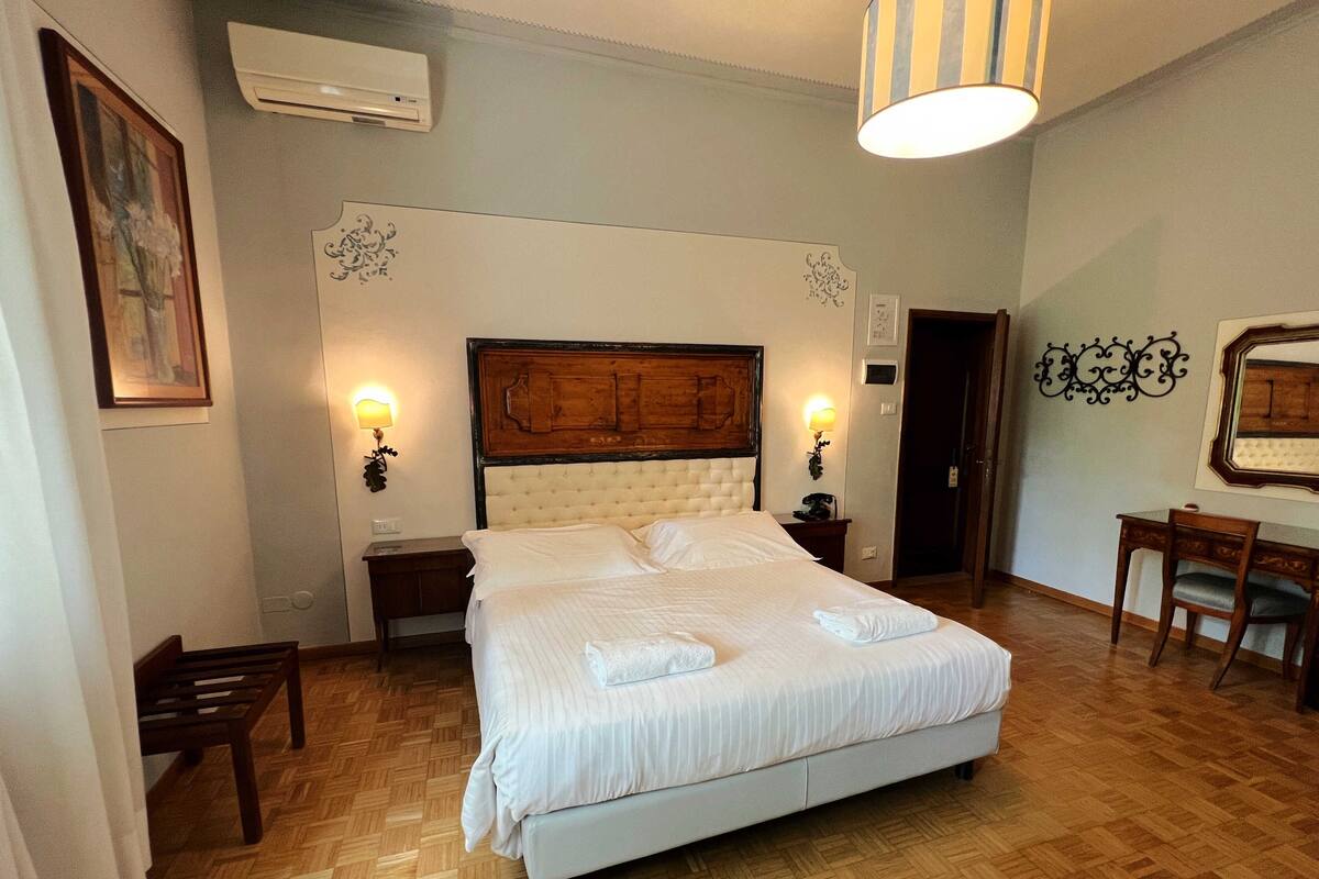 Matrimoniale Comfort - Piano Terra | Minibar với thức uống miễn phí, két bảo mật tại phòng, bàn 