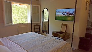 Free minibar, in-room safe, desk, free WiFi
