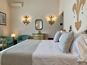 Comfort Room, 1 Queen Bed, Balcony