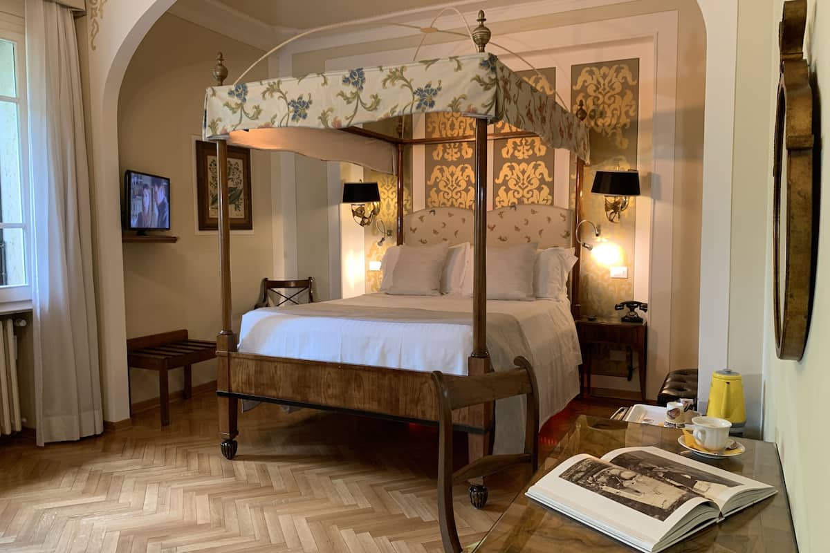 romantic double room | 1 bedroom, free minibar, in-room safe, desk