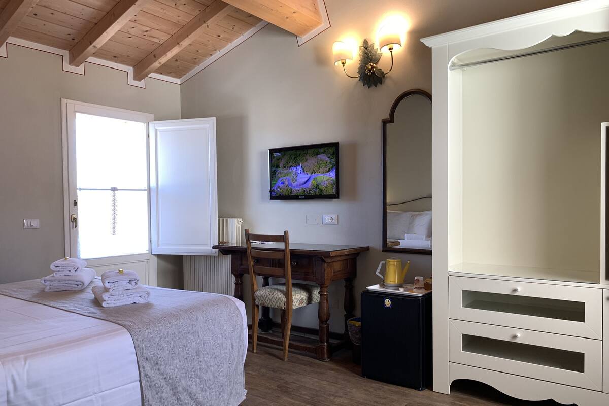 Phòng đôi | Minibar với thức uống miễn phí, két bảo mật tại phòng, bàn 