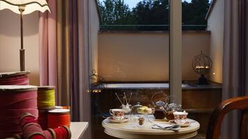 Quarto júnior, banheira de hidromassagem (I tessuti) | Vista do quarto