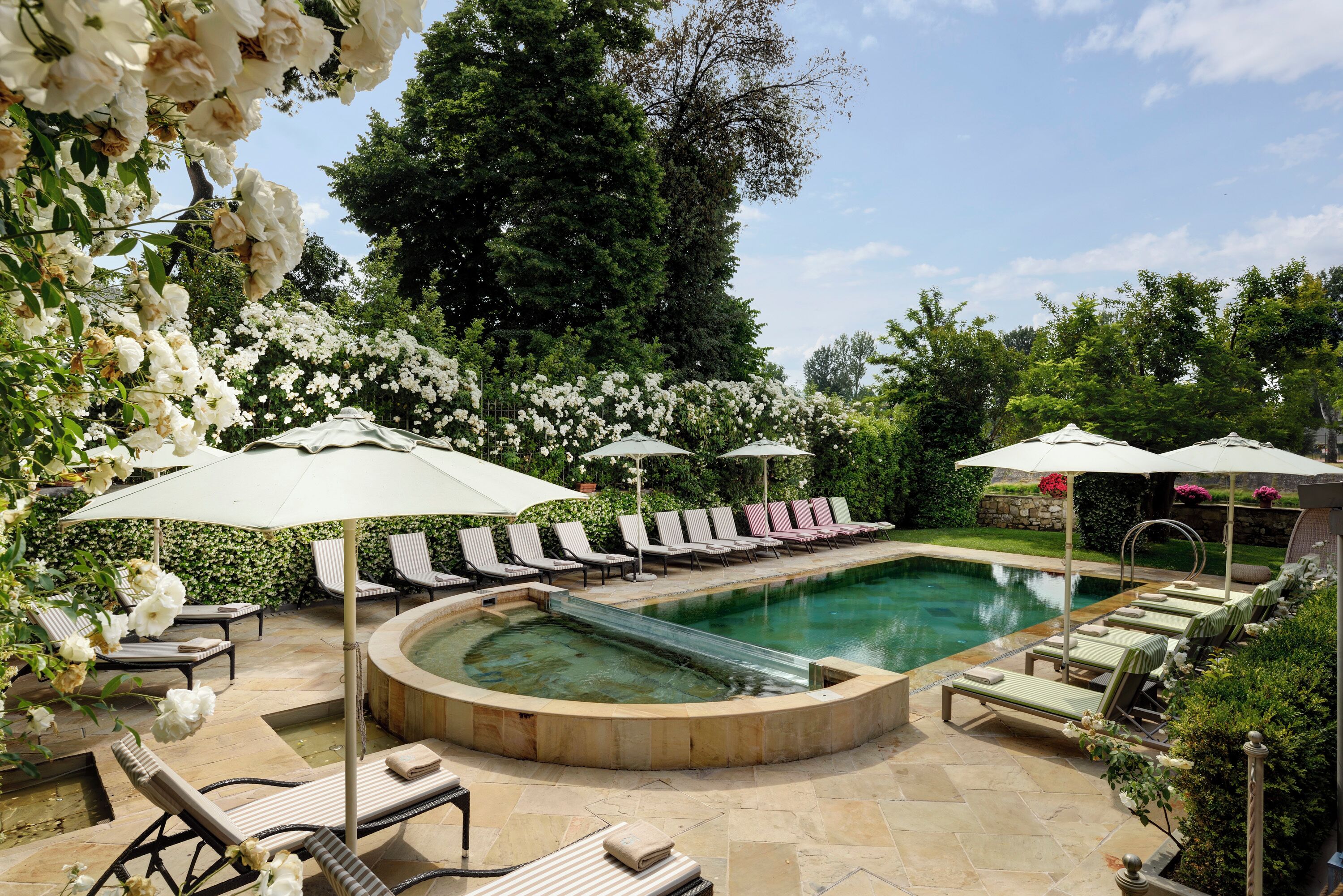 Kolam renang indoor dan kolam renang outdoor musiman