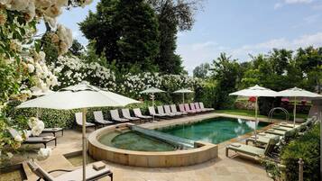 Kolam renang indoor dan kolam renang outdoor musiman