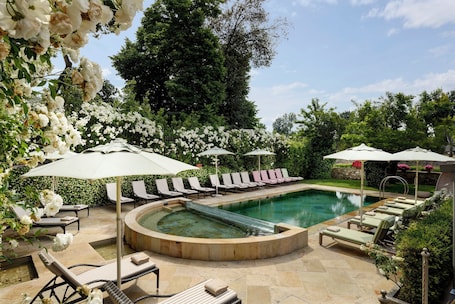 Indoor pool, seasonal outdoor pool, sun loungers. Hotel Ville sull'Arno - Preferred Hotels & Resorts