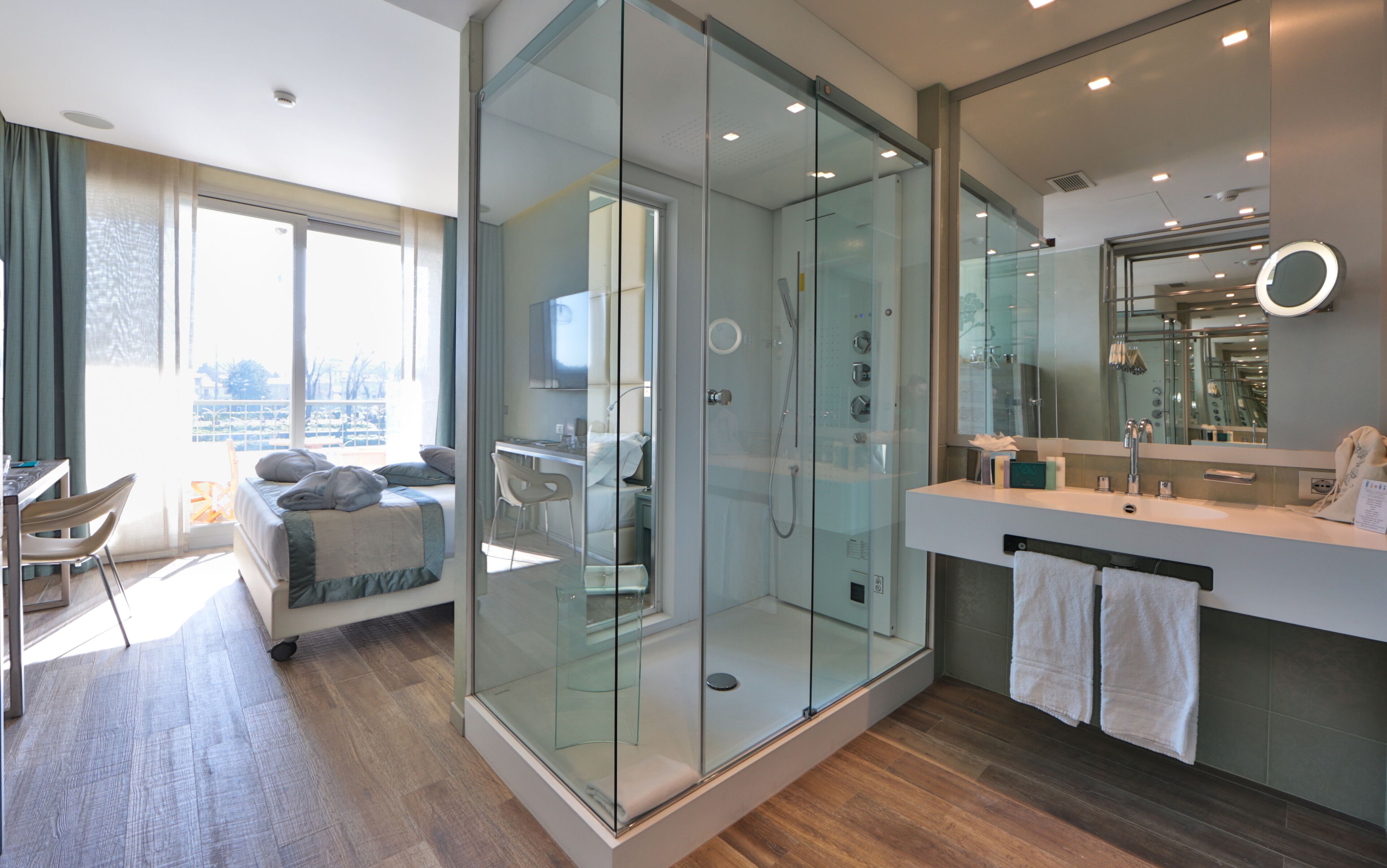 deluxe room, 1 double bed, river view | 1 bedroom, down duvets, minibar, in-room safe