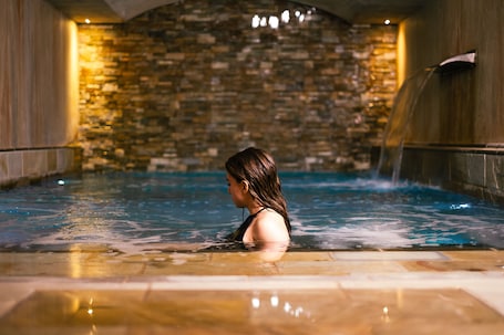 Indoor pool, seasonal outdoor pool, sun loungers. Hotel Ville sull'Arno