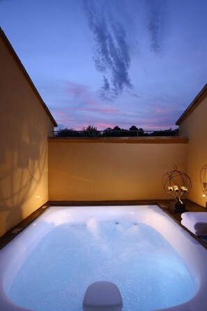 Jetted bathtub