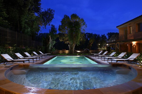 Una piscina cubierta, una piscina al aire libre de temporada, tumbonas