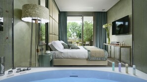 A modern bedroom with a large bed, a glass-enclosed balcony, a TV, and a hot tub. - Hotel Ville sull'Arno - Preferred Hotels & Resorts (Florence)