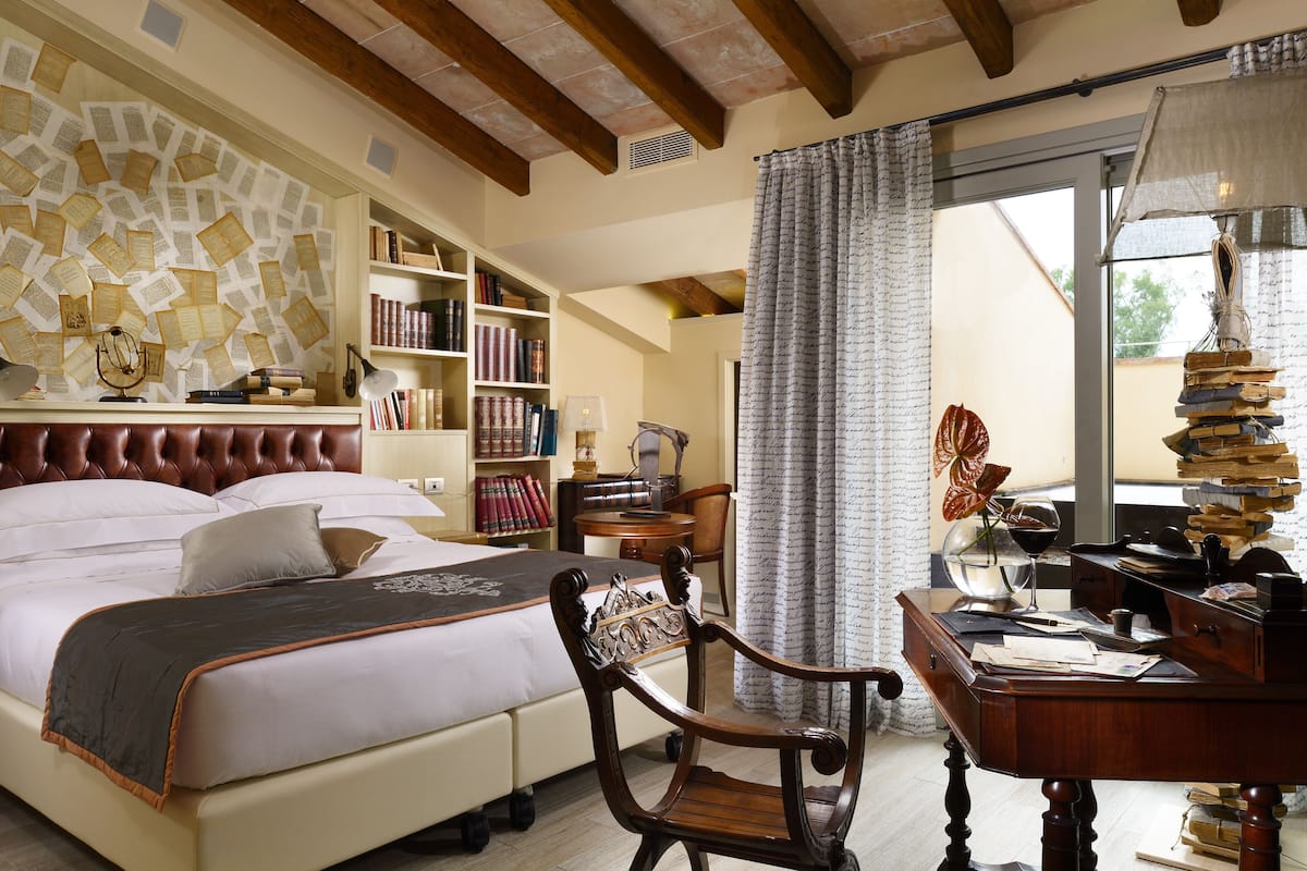Junior Room (La Biblioteca) | 1 bedroom, down comforters, minibar, in-room safe