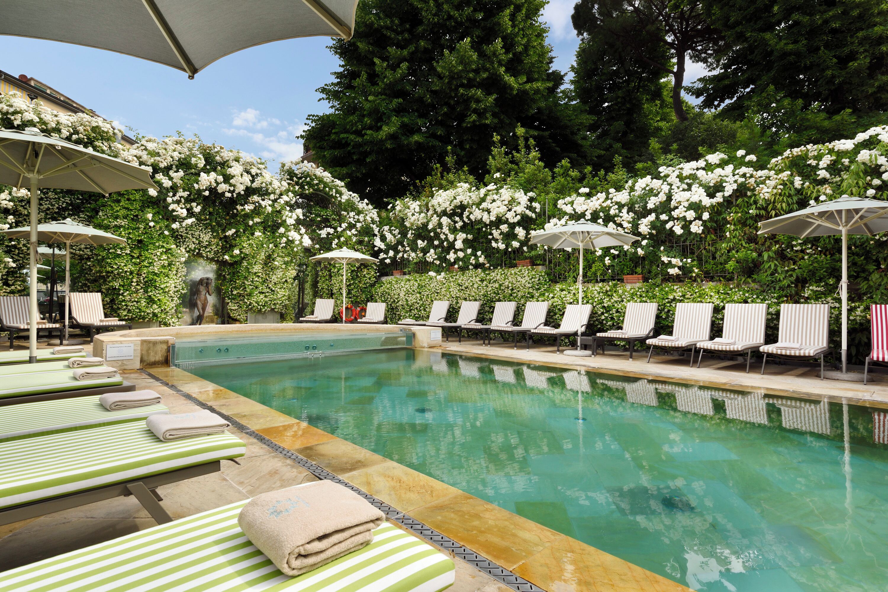 室内游泳池，季节性开放的室外游泳池，日光浴躺椅