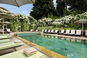 Piscina coperta, piscina stagionale all'aperto, lettini