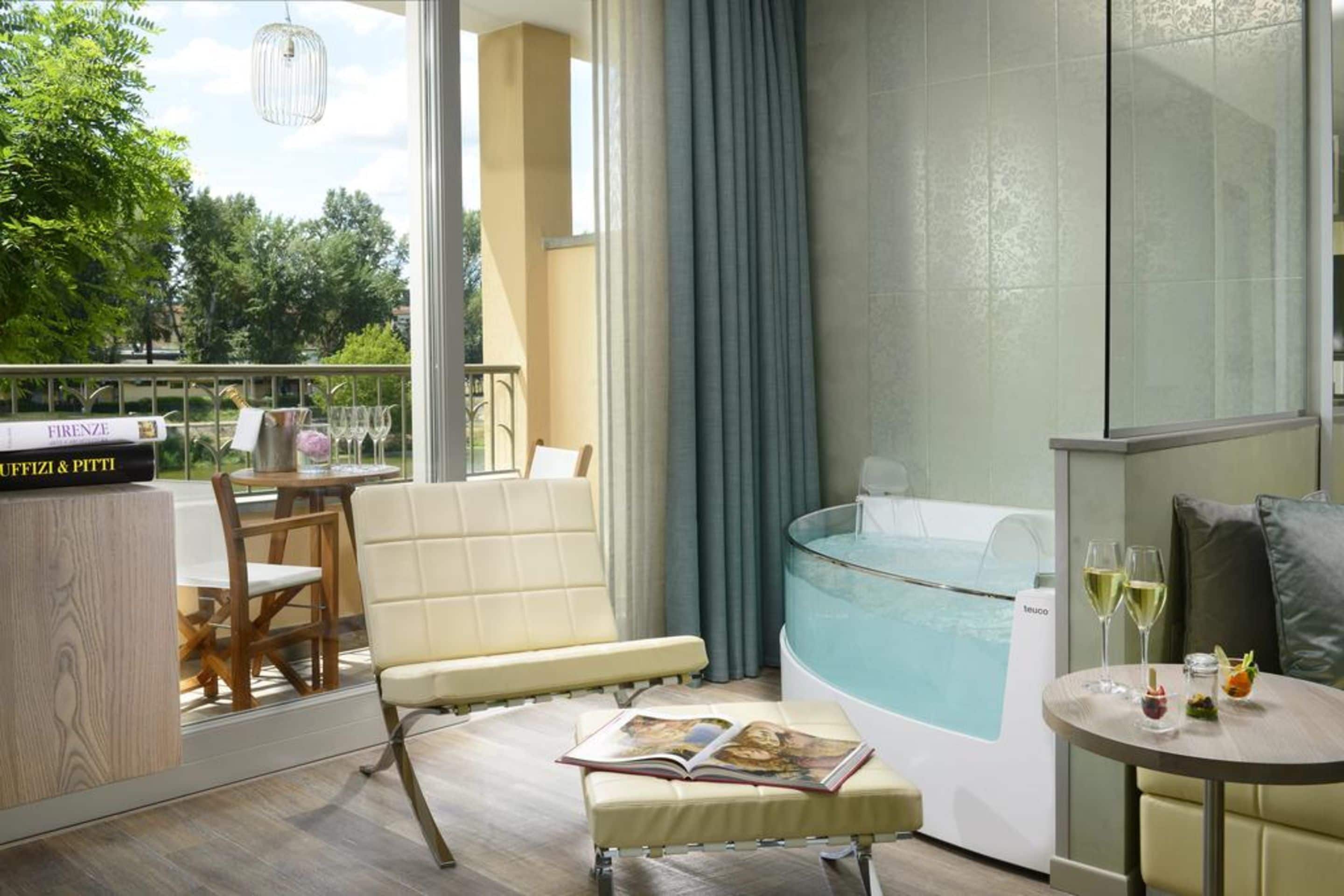 Et moderne hotelværelse med privat pool, et behageligt opholdsområde og udsigt til det fri.
